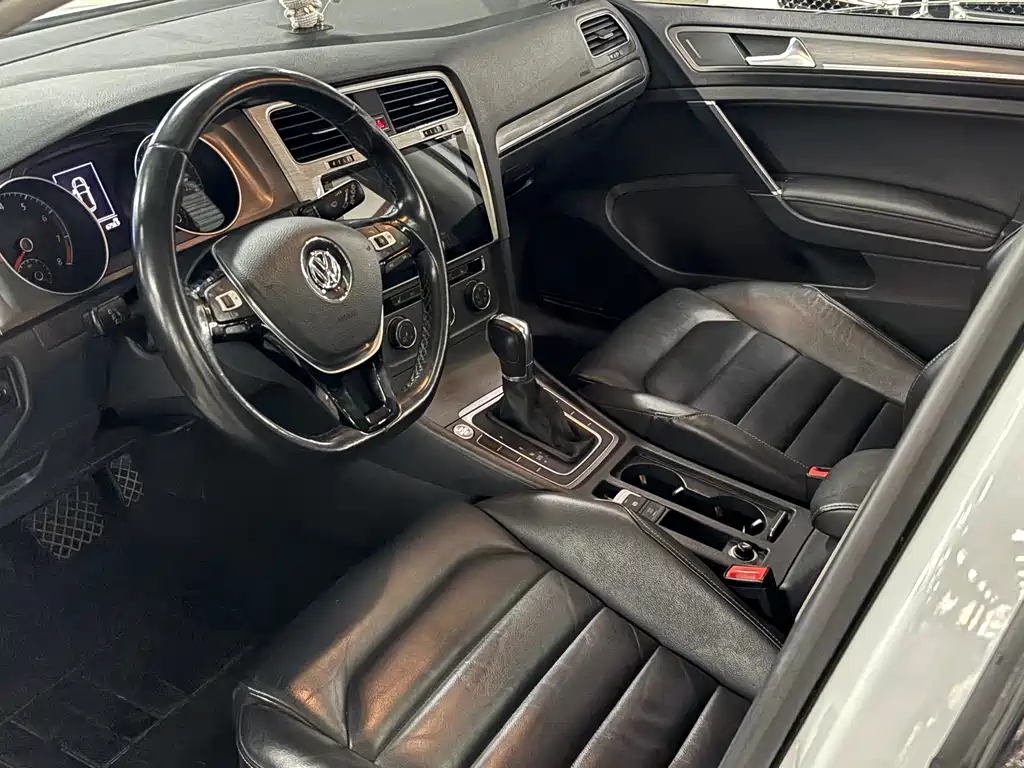 Volkswagen Golf 2016 230TSI AT Luxury