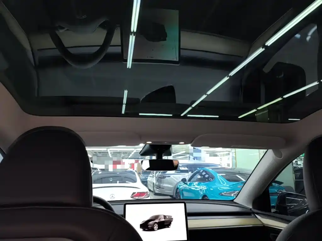 Tesla Model Y — миниатюра 18