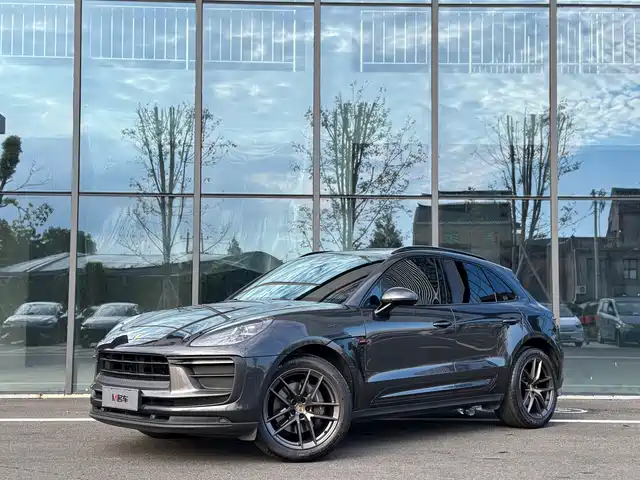 PORSCHE MACAN