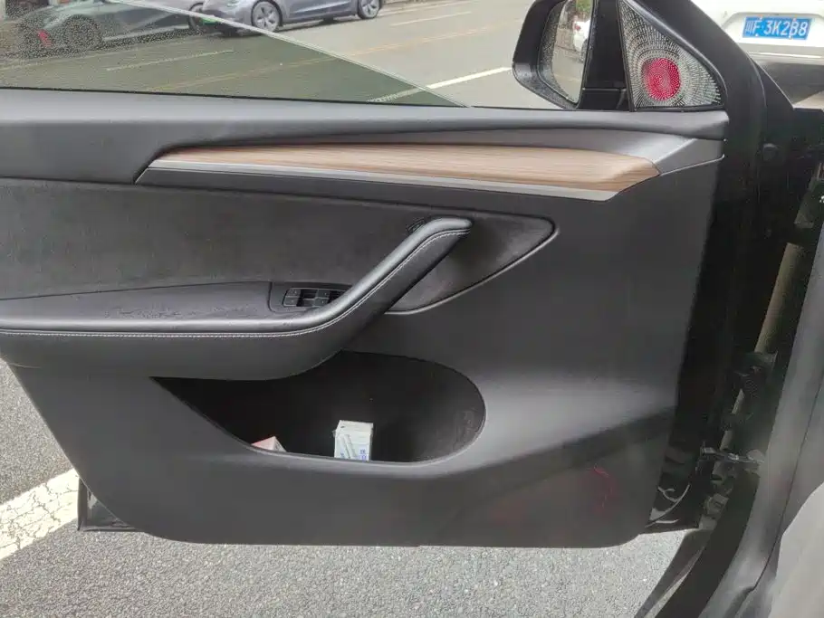 Tesla Model Y — миниатюра 7