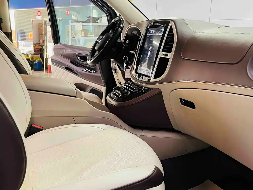 Mercedes-Benz Vito 2021 2.0T Elite 7 мест