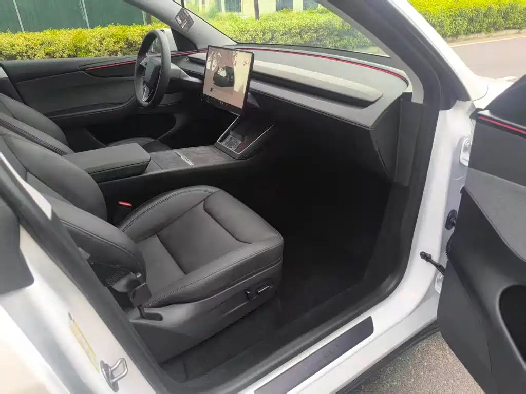 Tesla Model Y — миниатюра 15