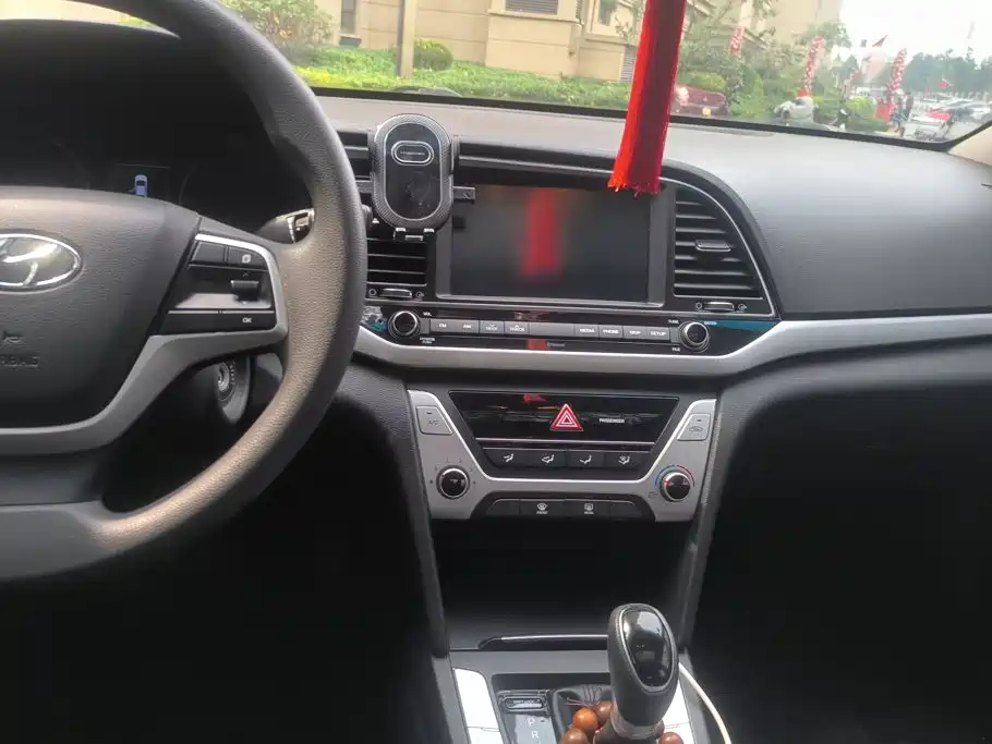 Hyundai Elantra — миниатюра 13