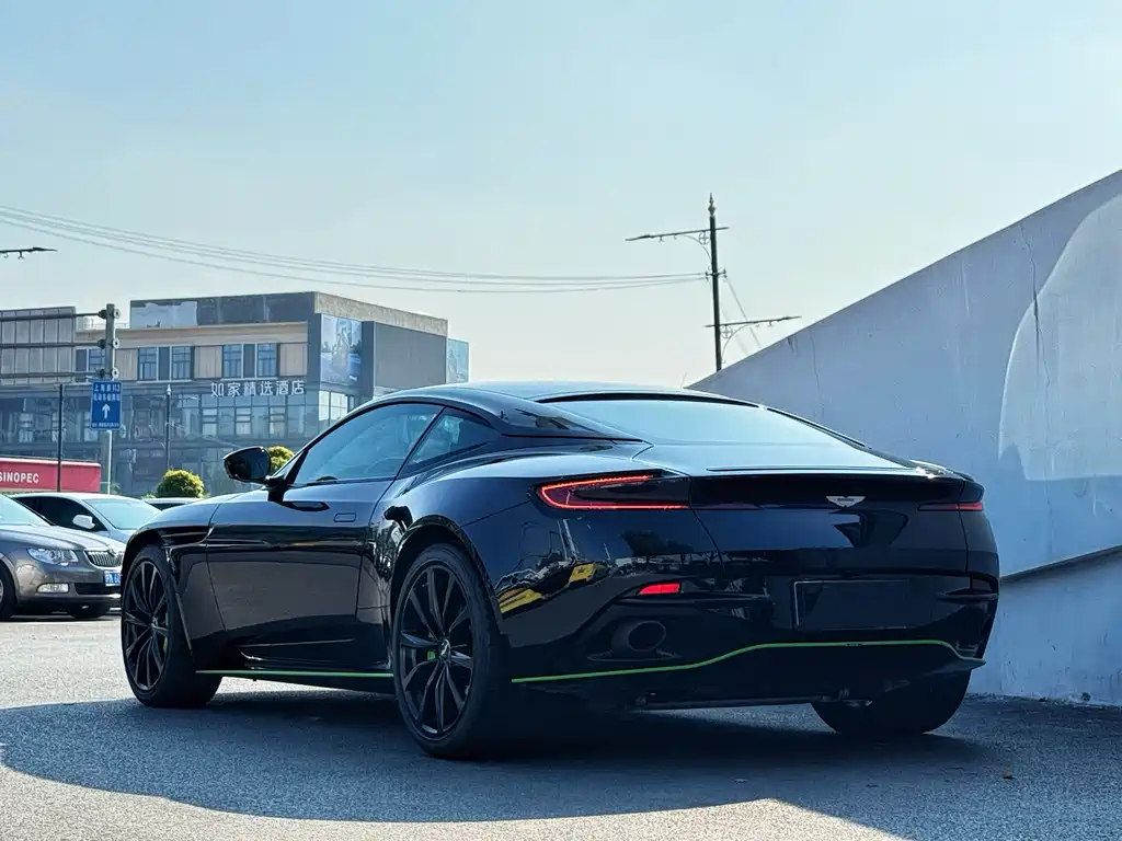 ASTON MARTIN DB11