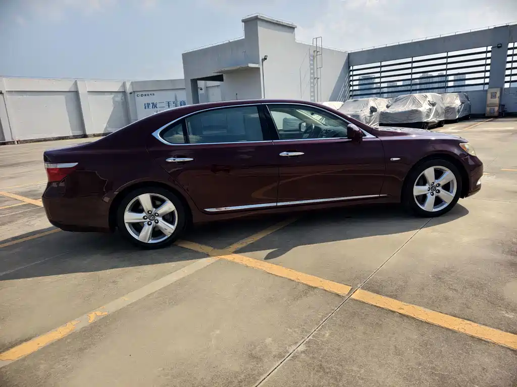 Lexus LS — миниатюра 7