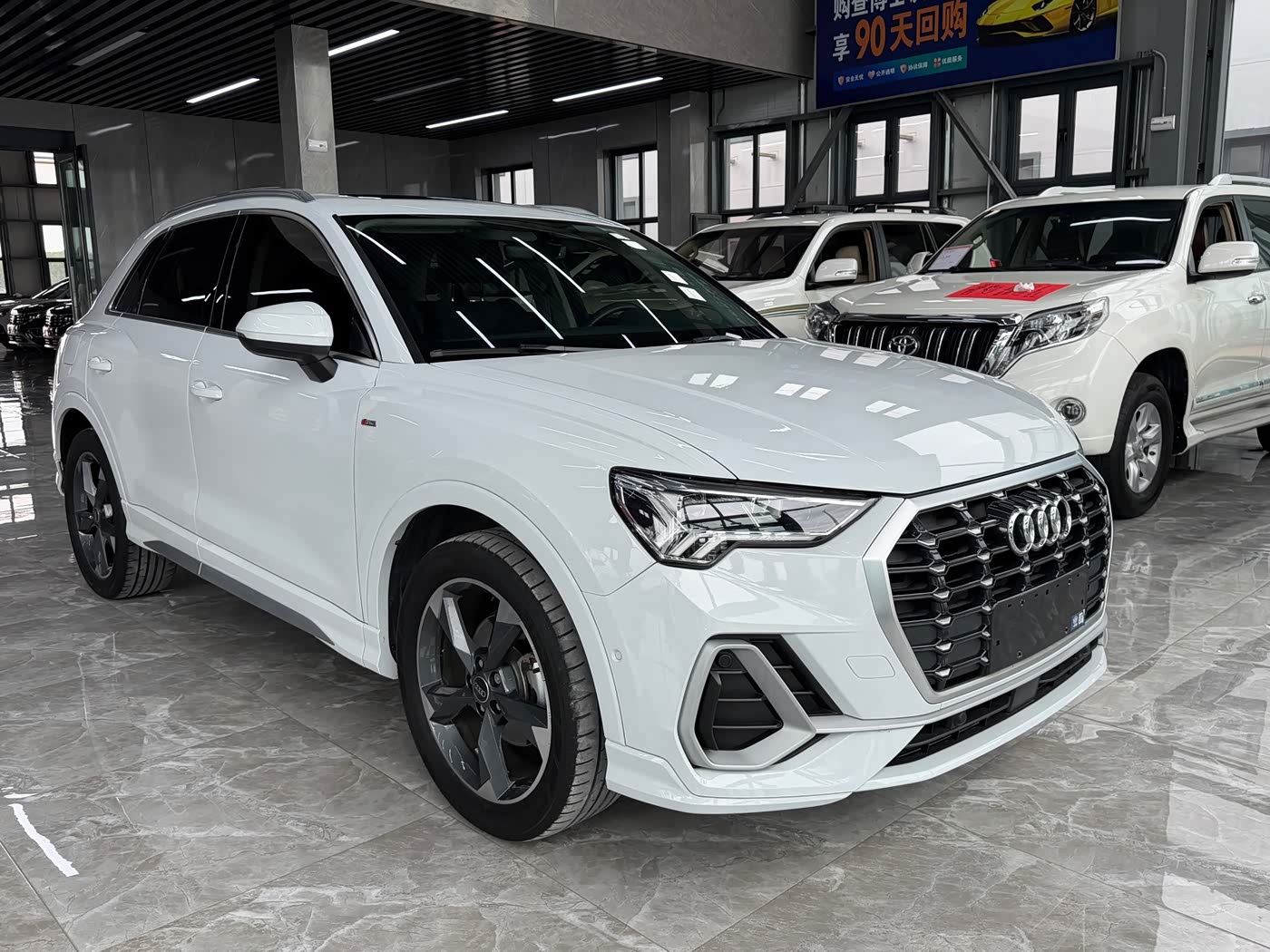 Audi Q3 1.4 л 2023 г. Белый, пробег 44000 км
