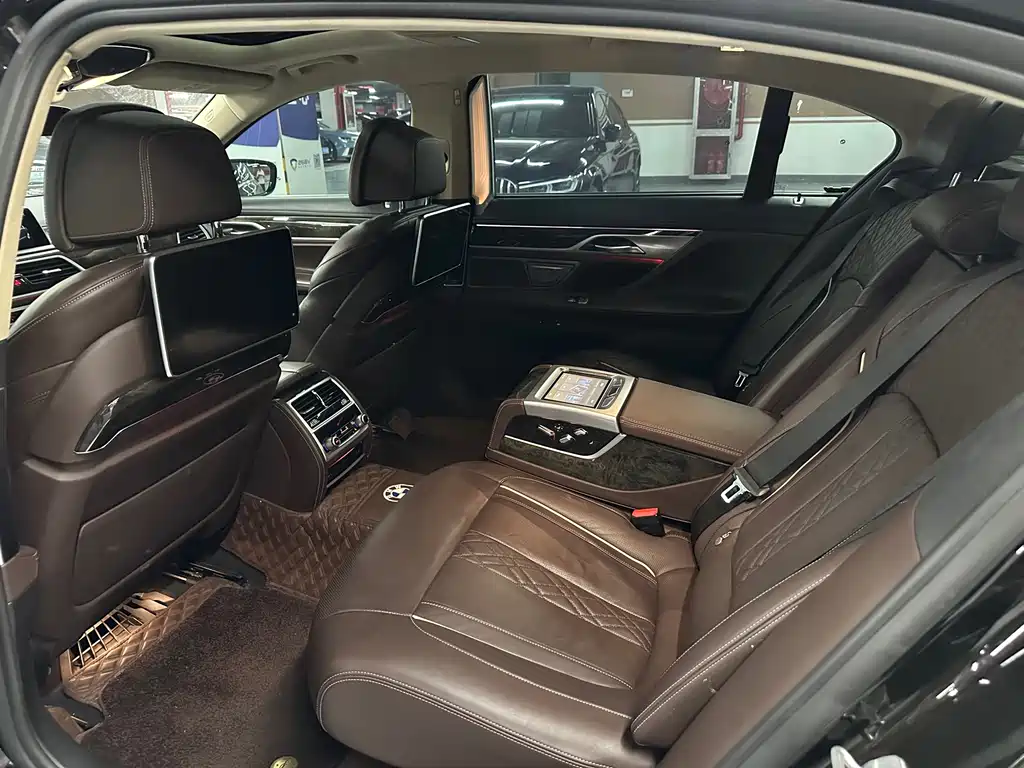 BMW 7 Series — миниатюра 10