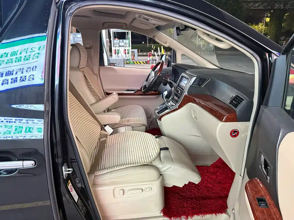 Toyota Alphard — миниатюра 5