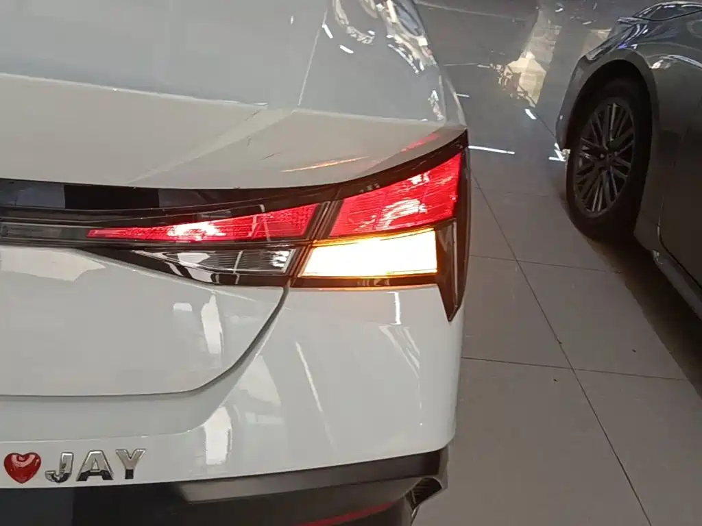 Hyundai Elantra — миниатюра 8