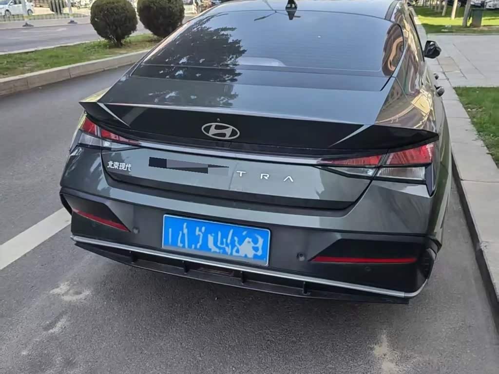 Hyundai Elantra 1.5 л 2024 г. Серебристо-серый, пробег 21000 км