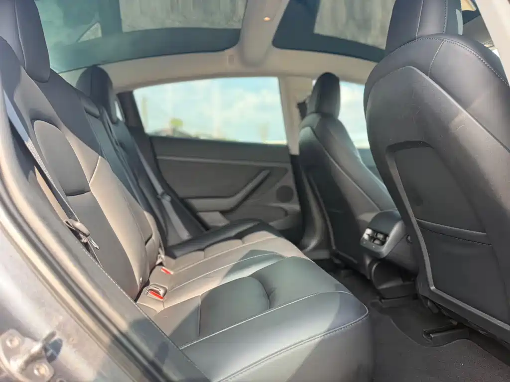 Tesla Model 3 — миниатюра 12