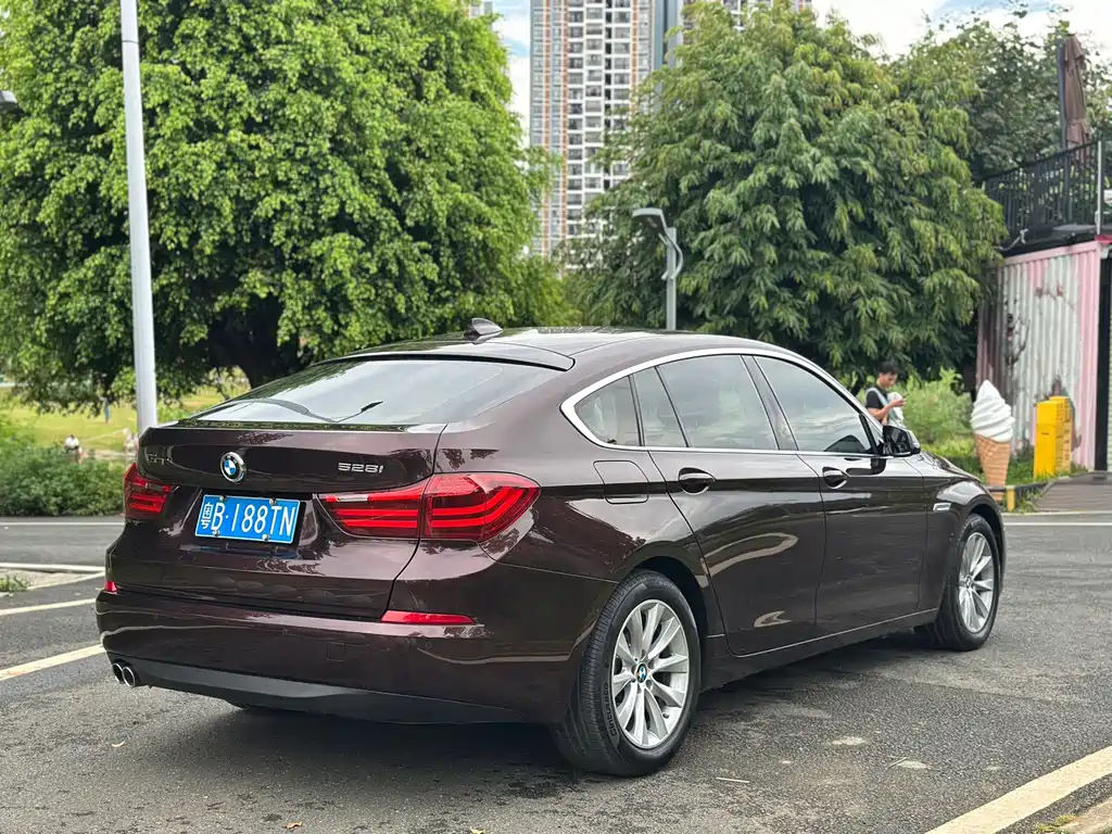 BMW 5 Series GT — миниатюра 6