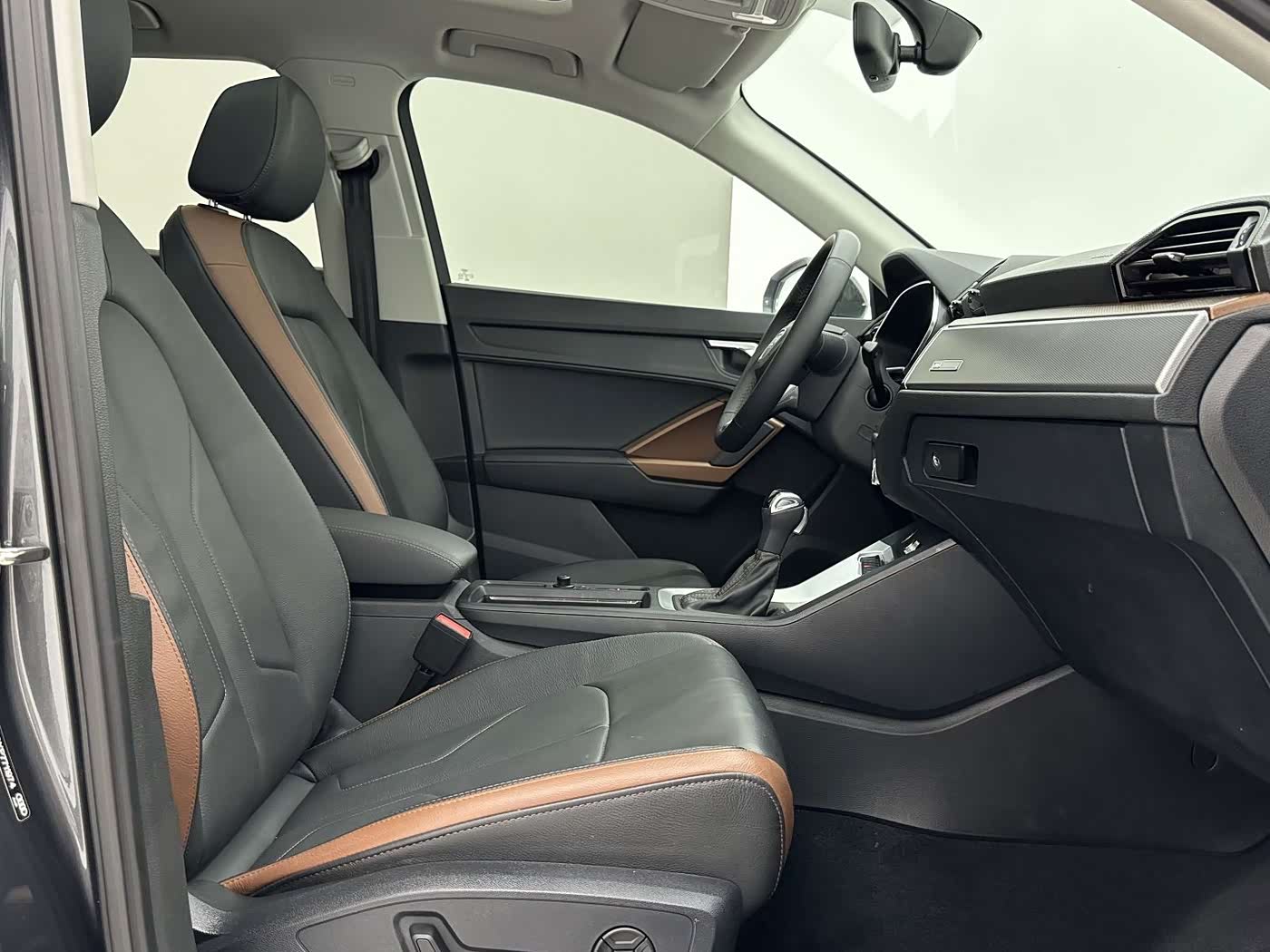 Audi Q3 1.4 л 2023 г. Серебристо-серый, пробег 19000 км