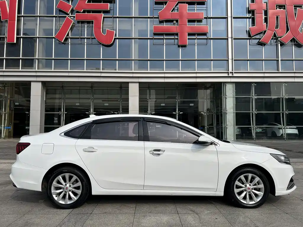 Roewe i6 New Energy — миниатюра 7