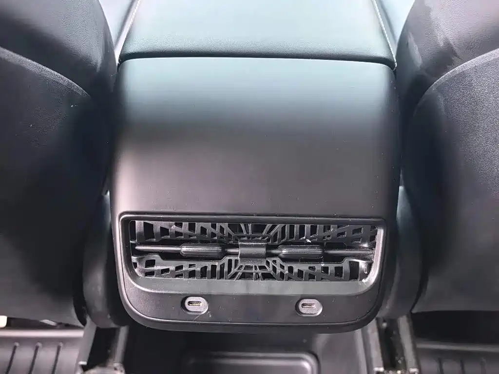 Tesla Model Y — миниатюра 12