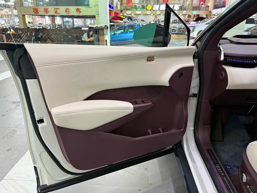 Zeekr X 2025 мест