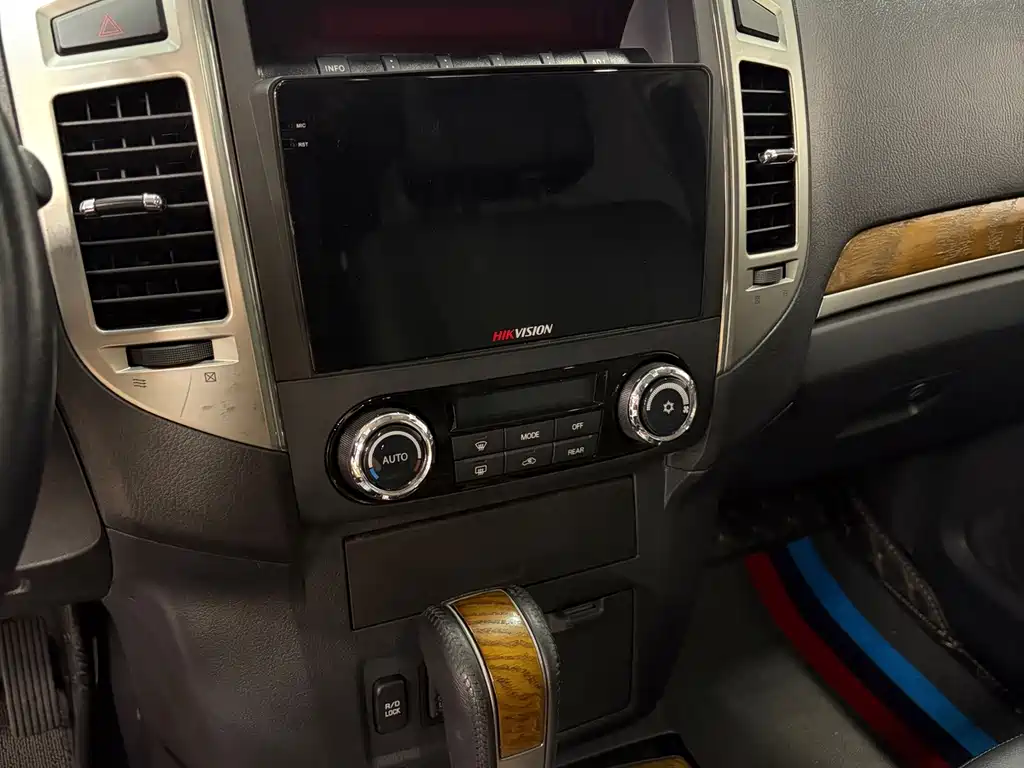 Mitsubishi Pajero (Import) — миниатюра 10