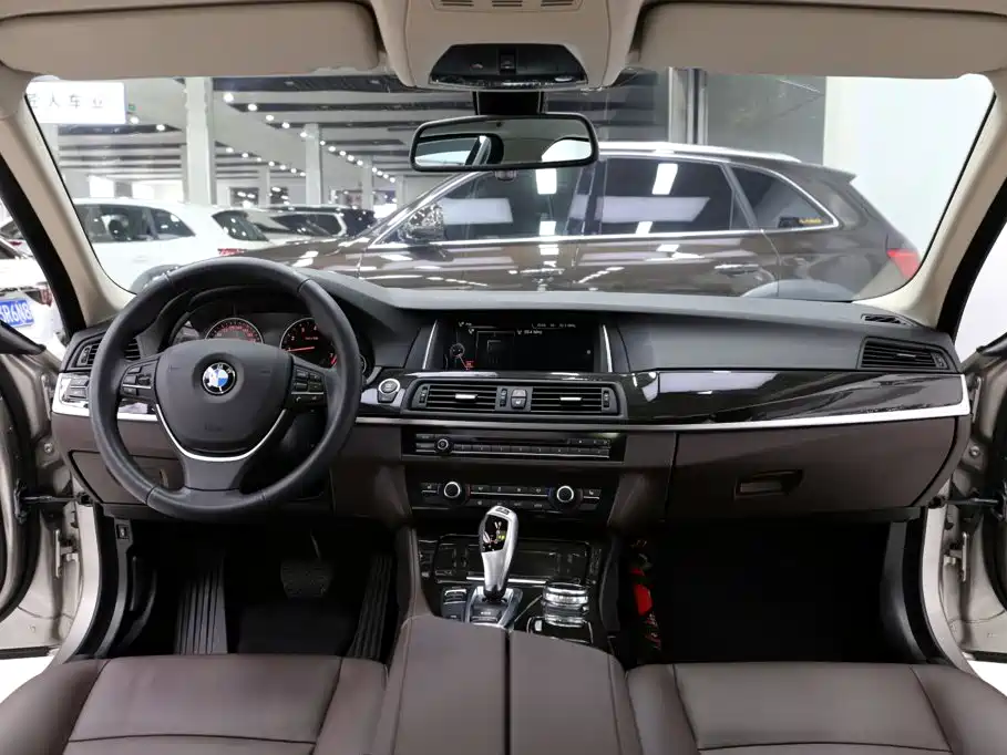 BMW 5 Series — миниатюра 9