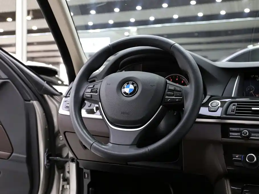 BMW 5 Series — миниатюра 11