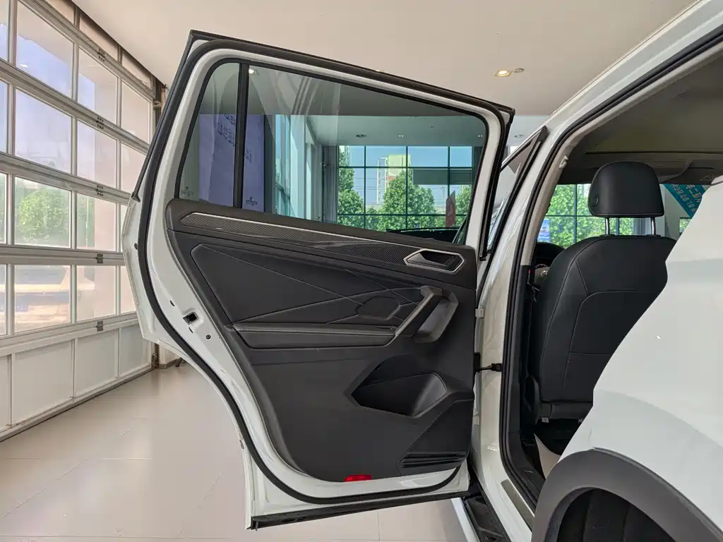 Volkswagen Tiguan L L 2024 330TSI AT R-Line