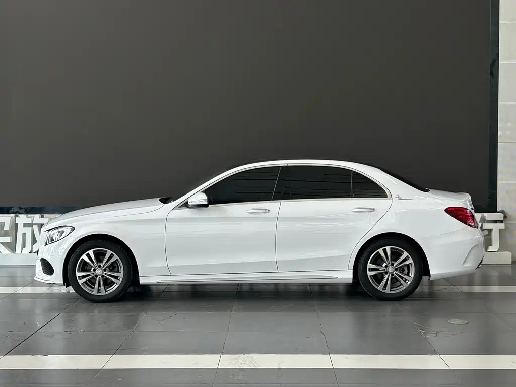 Mercedes-Benz C-Class — миниатюра 13