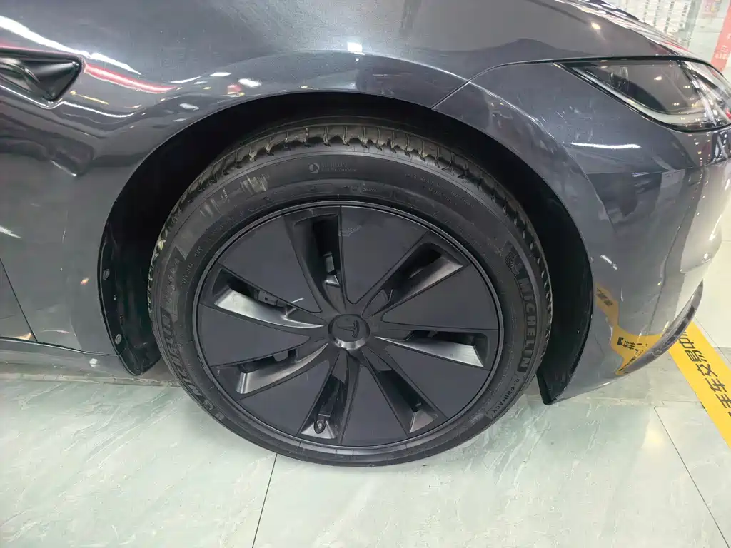 Tesla Model 3 — миниатюра 10