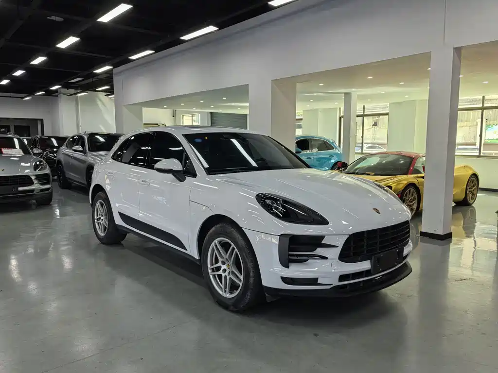 PORSCHE MACAN
