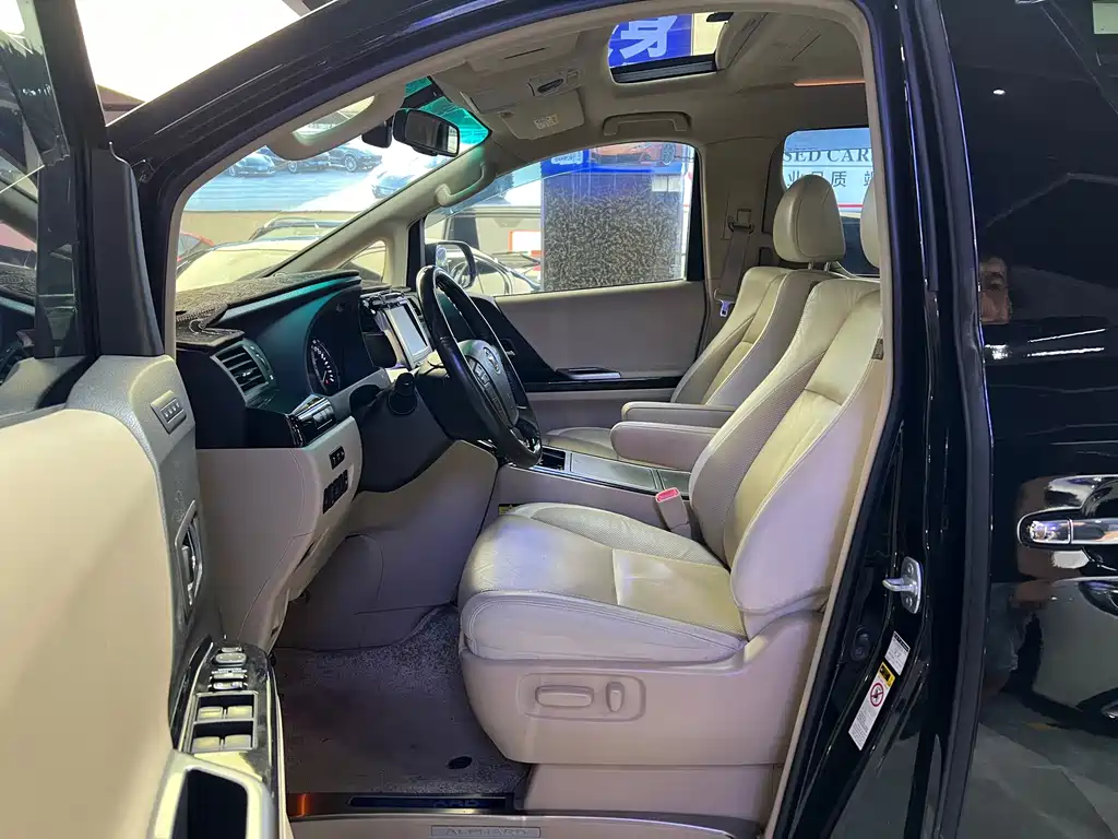Toyota Alphard — миниатюра 4