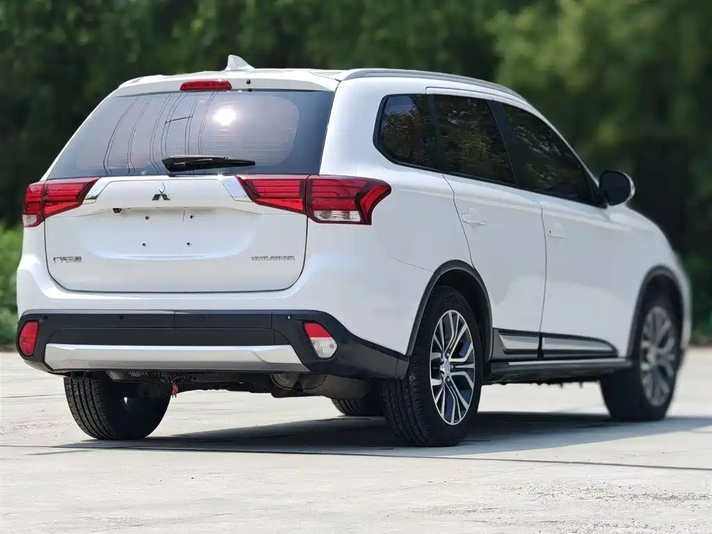 Mitsubishi Outlander 2018 2.0L 7 мест