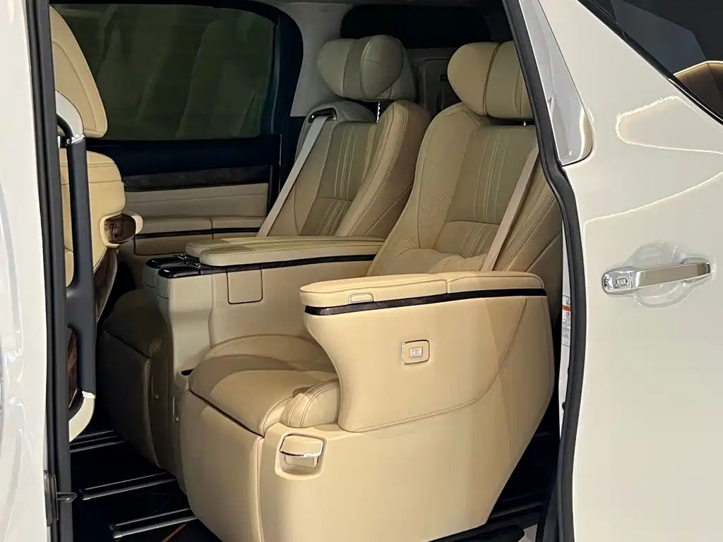 Toyota Alphard — миниатюра 6