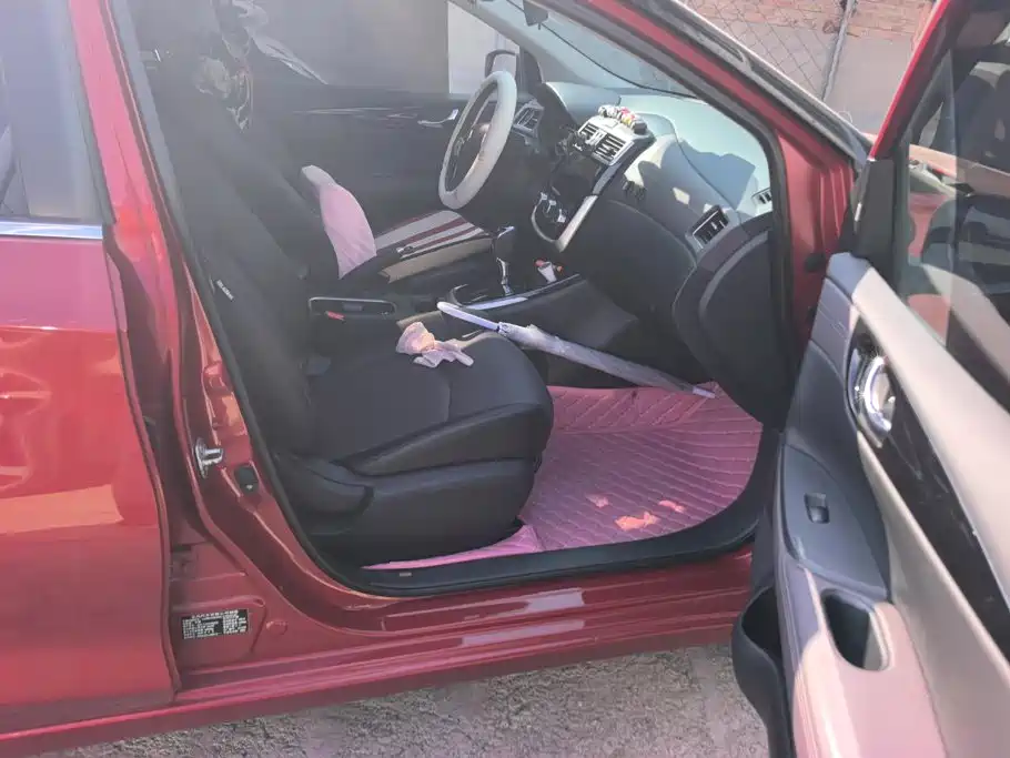 Nissan Tiida — миниатюра 8