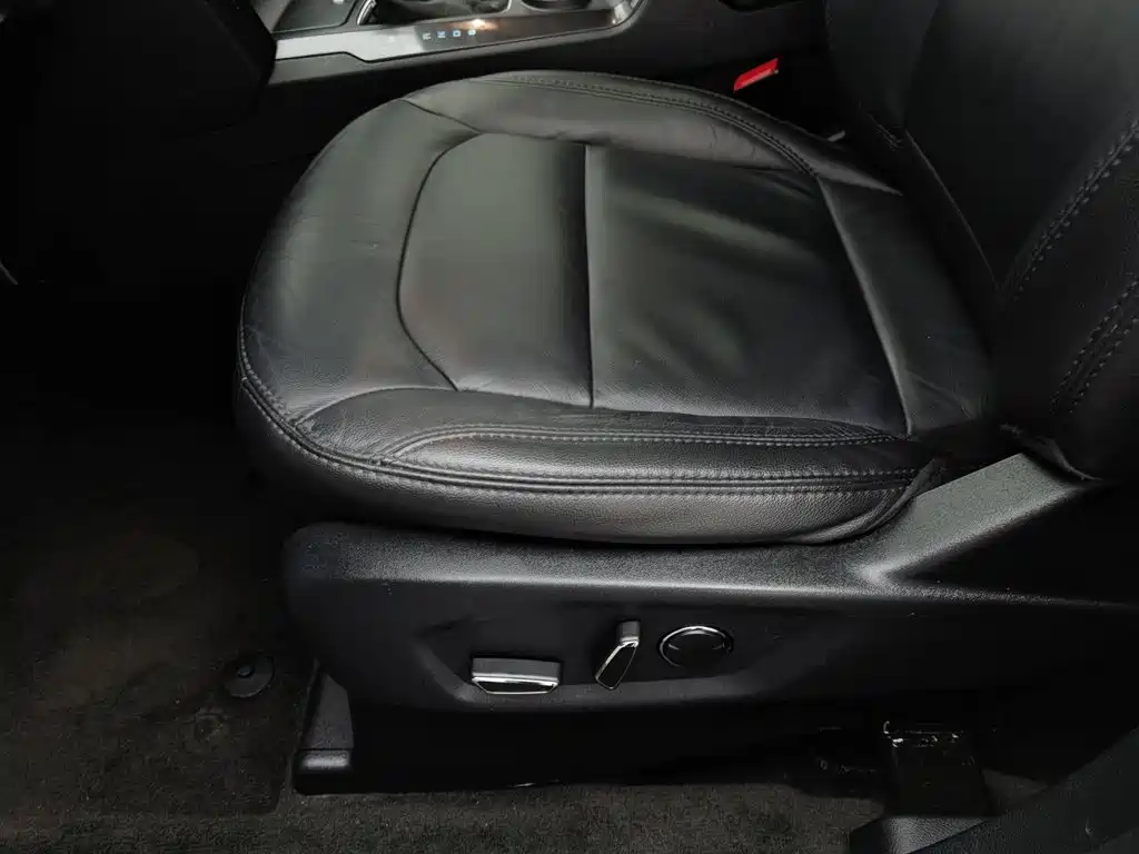 Ford Explorer (Import) — миниатюра 20