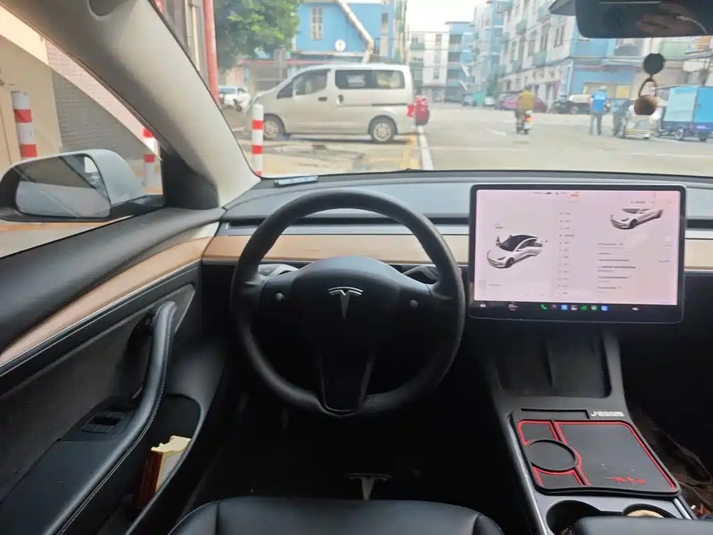 Tesla Model 3 — миниатюра 6