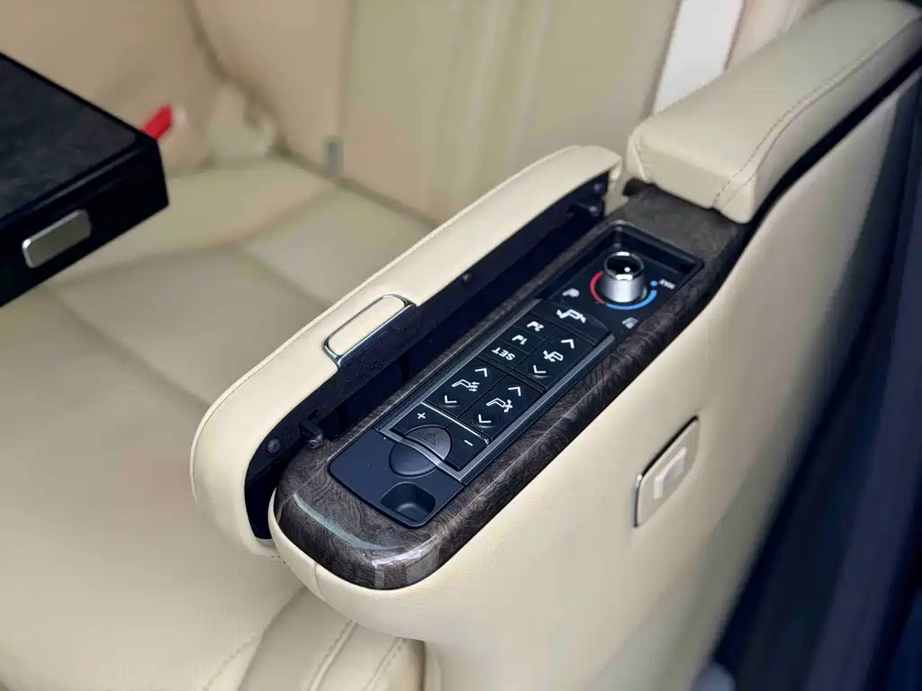 Toyota Alphard — миниатюра 8