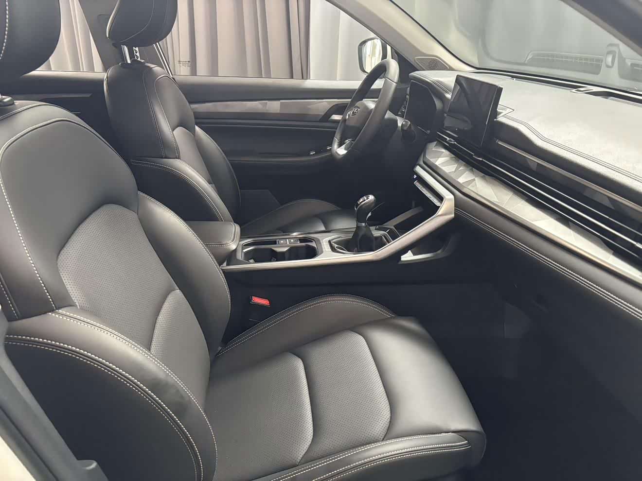 Geely Emgrand X6 1.4 л 2022 г. Белый, пробег 18000 км