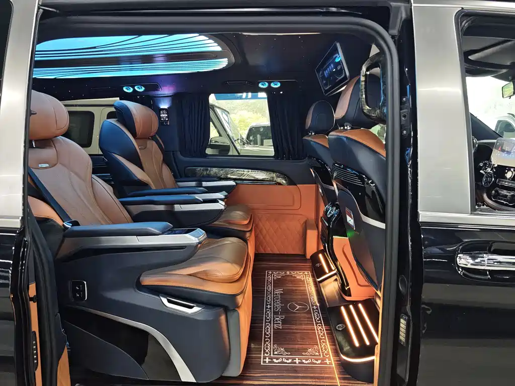 Mercedes-Benz Vito 2023 2.0T Elite 7 мест
