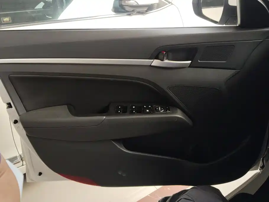 Hyundai Elantra — миниатюра 7