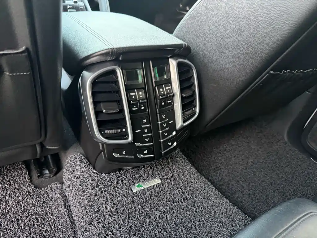 Porsche Cayenne — миниатюра 10