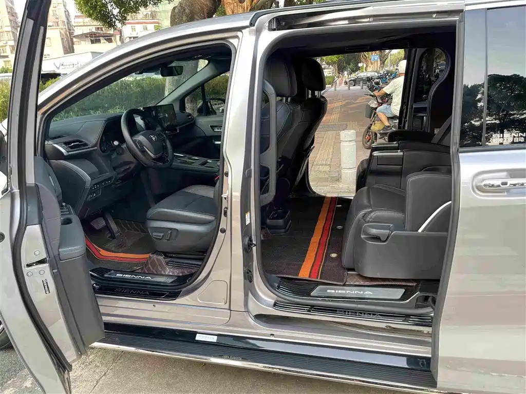 Toyota Sienna — миниатюра 14