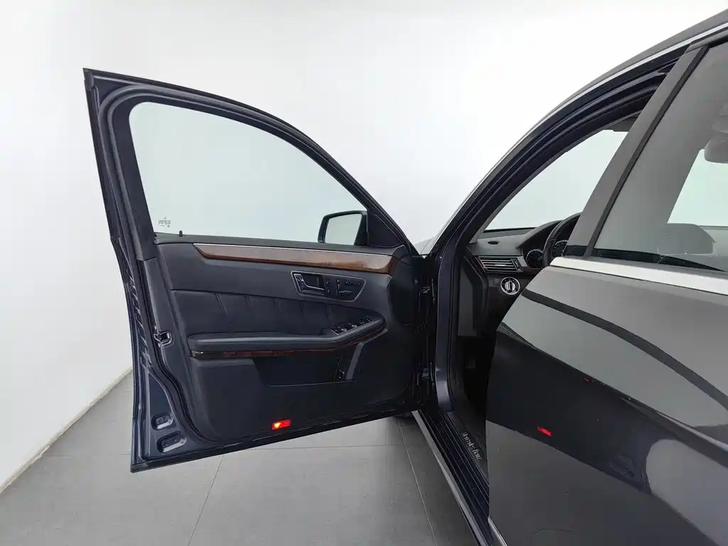 Mercedes-Benz E-Class — миниатюра 8