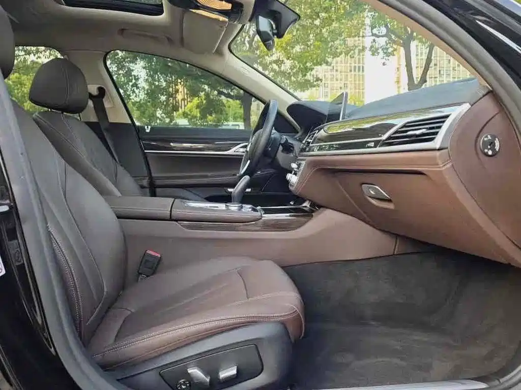 BMW 7 Series — миниатюра 7