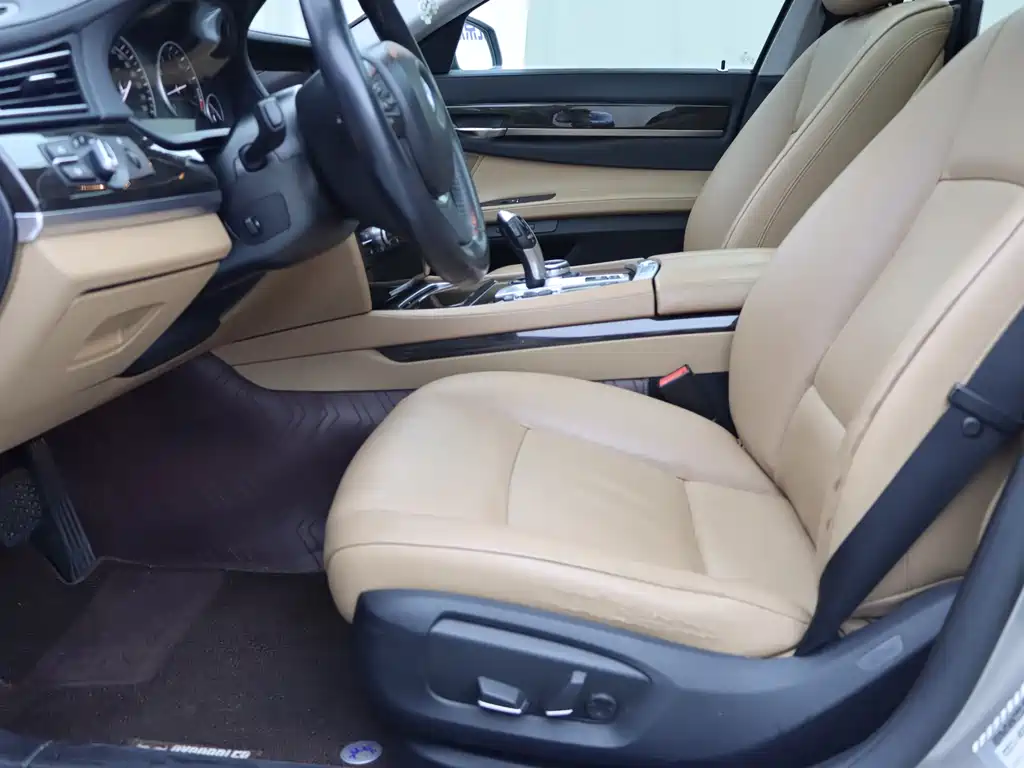 BMW 7 Series — миниатюра 5