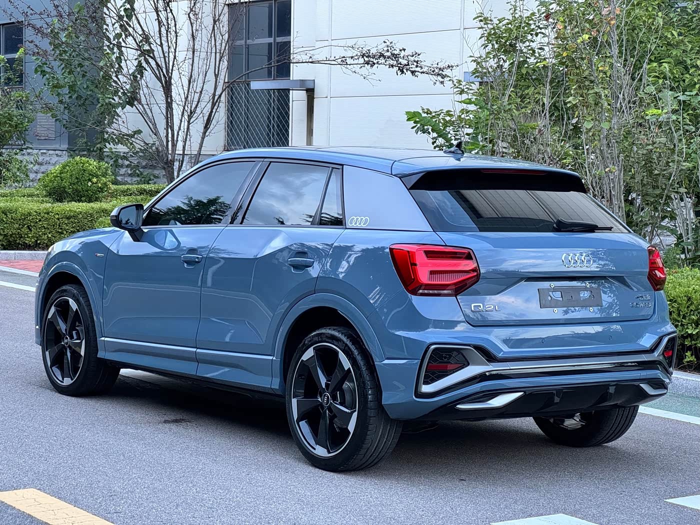 Audi Q2L 1.4 л 2022 г. Серебристо-серый, пробег 23000 км