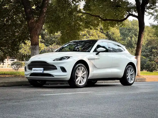ASTON MARTIN DBX