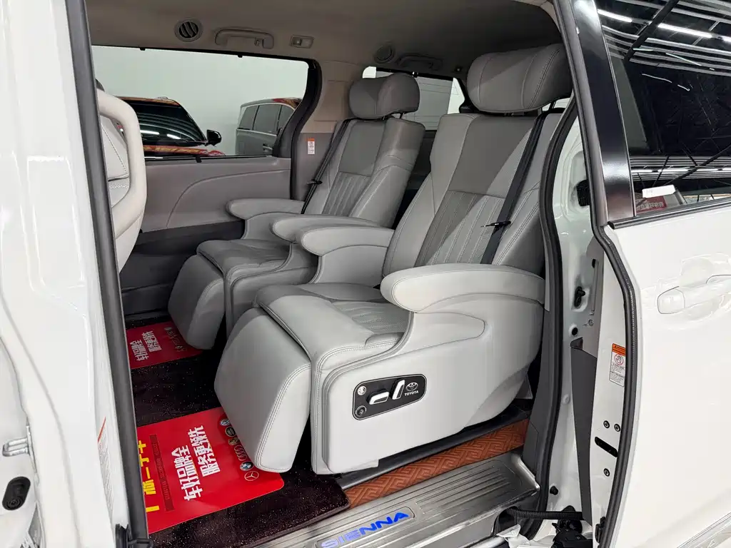Toyota Sienna — миниатюра 8