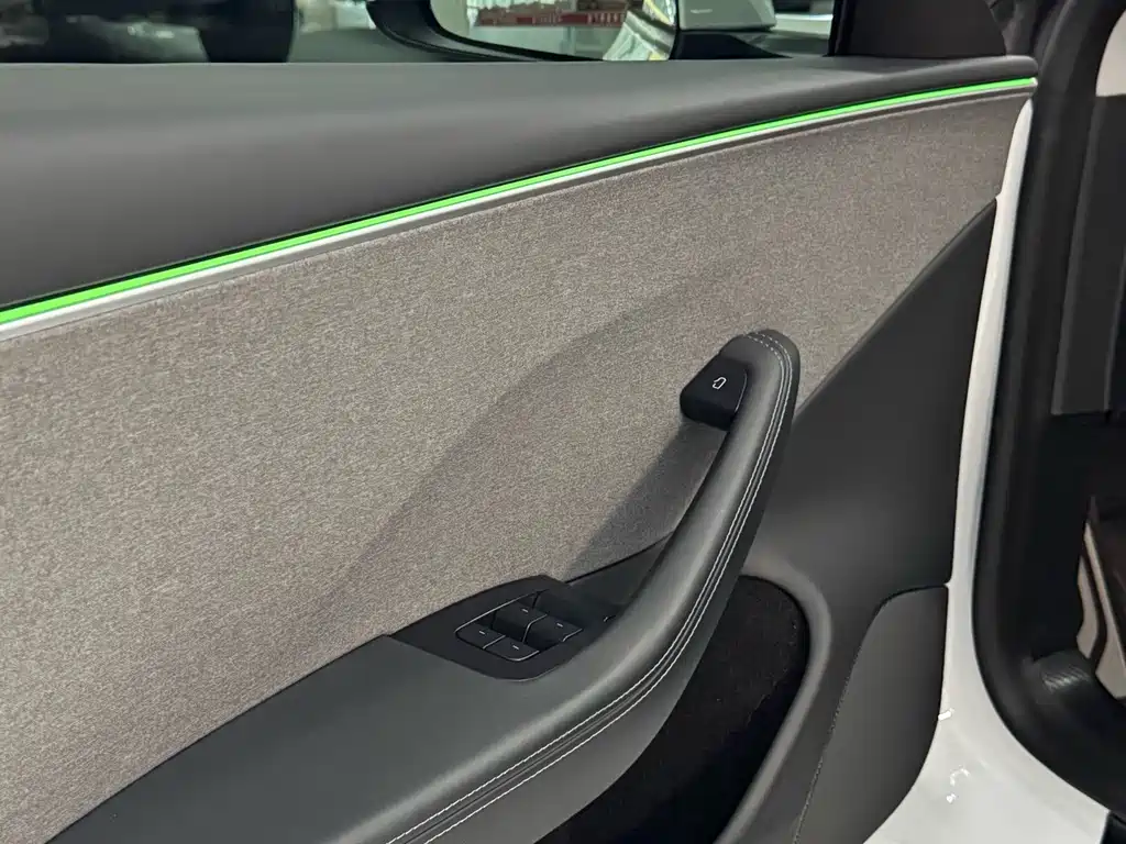 Tesla Model 3 — миниатюра 4