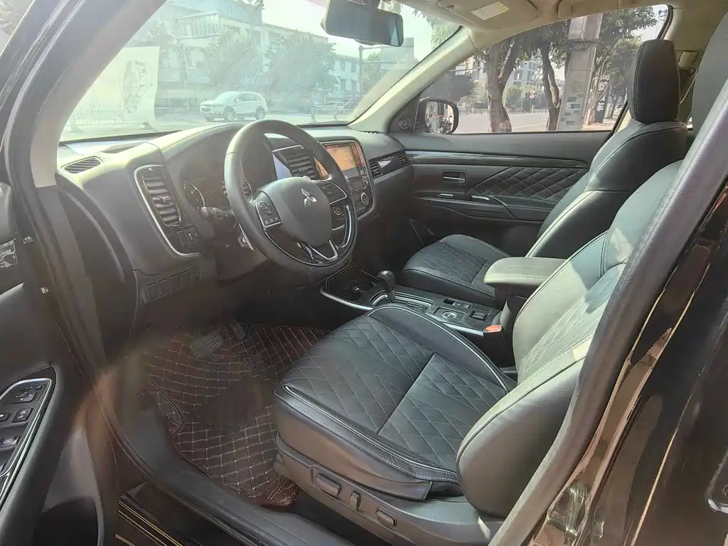 MITSUBISHI OUTLANDER