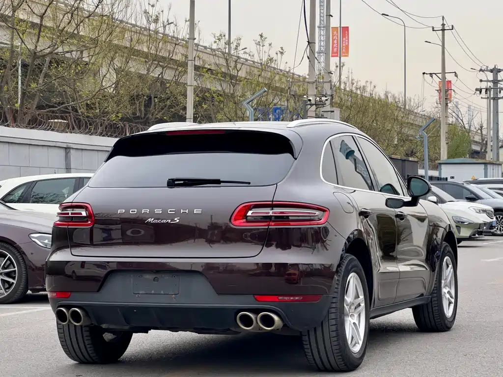 PORSCHE MACAN