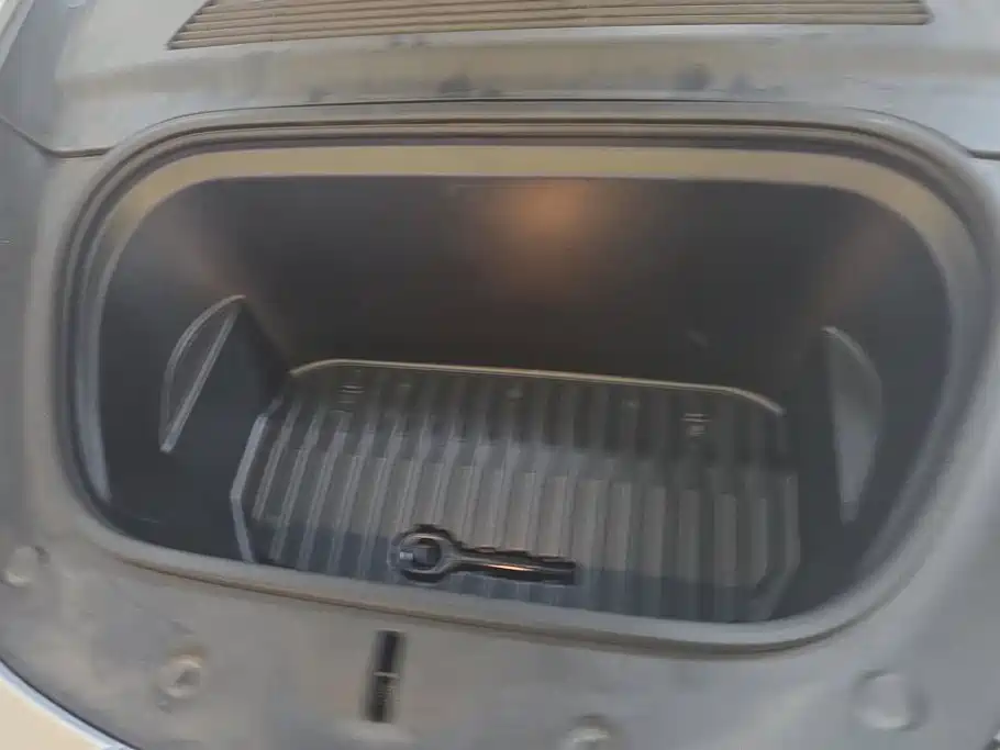 Tesla Model Y — миниатюра 10