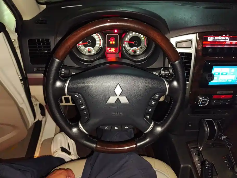 Mitsubishi Pajero (Import) — миниатюра 15